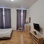 Krakovska 20 *